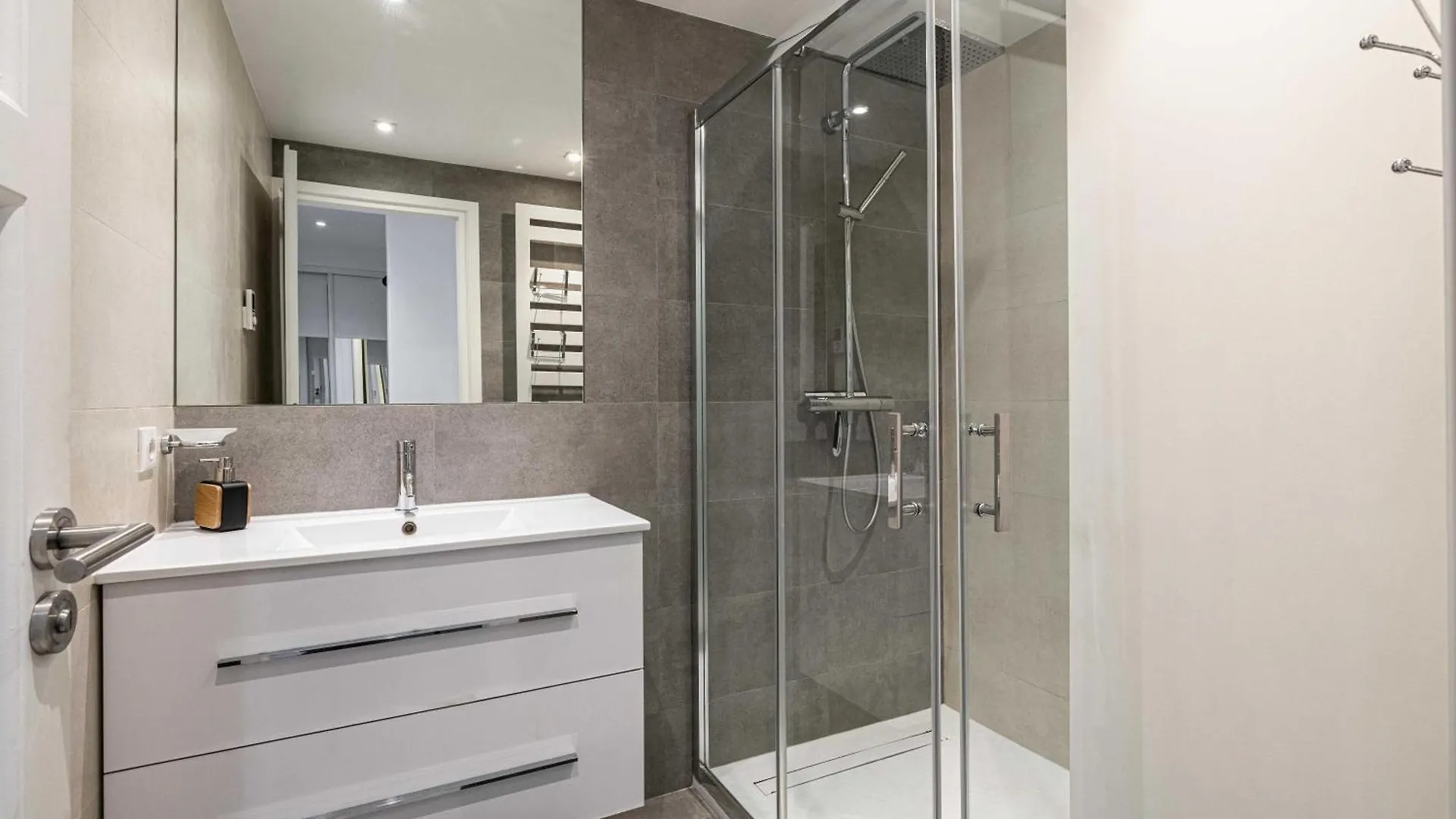 Modern 1 Bedrm Apt With Balcony - Cannes-Croisette 0*, Cannes