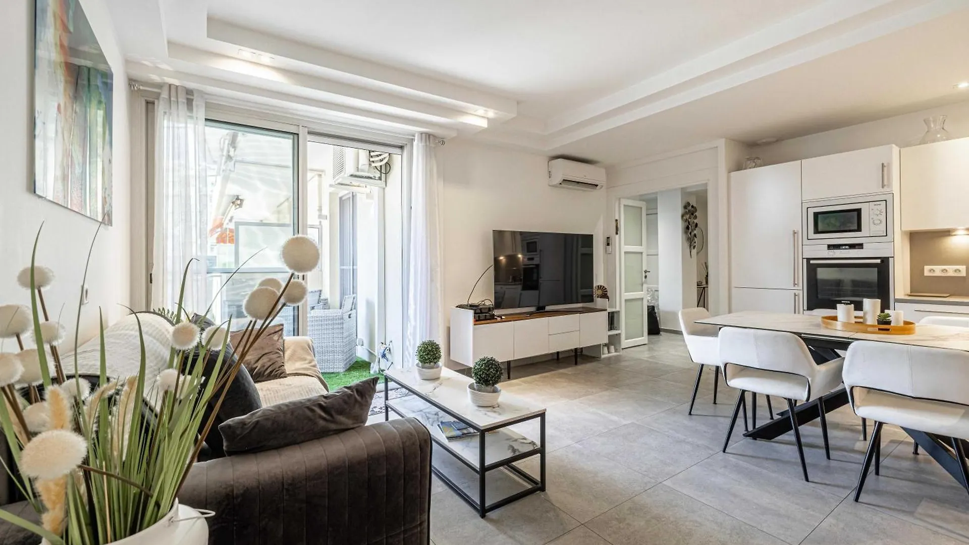 Modern 1 Bedrm Apt With Balcony - Cannes-Croisette 0*, Cannes France